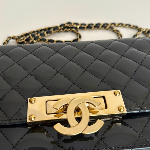 CHANEL *RARE* Grey Quilted Patent Leather Wallet on Chain Bag with Dust Cover - Picture 3 of 16